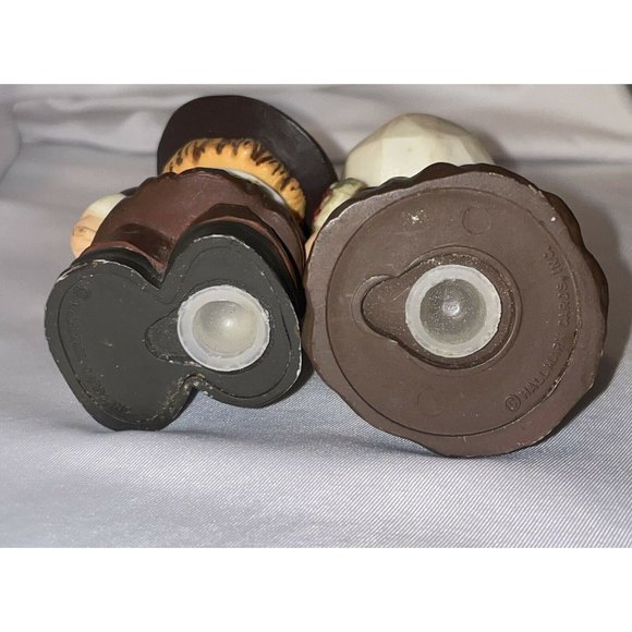 Vintage Hallmark Thanksgiving Pilgrims Couple Salt and Pepper Shakers - Picture 5 of 6